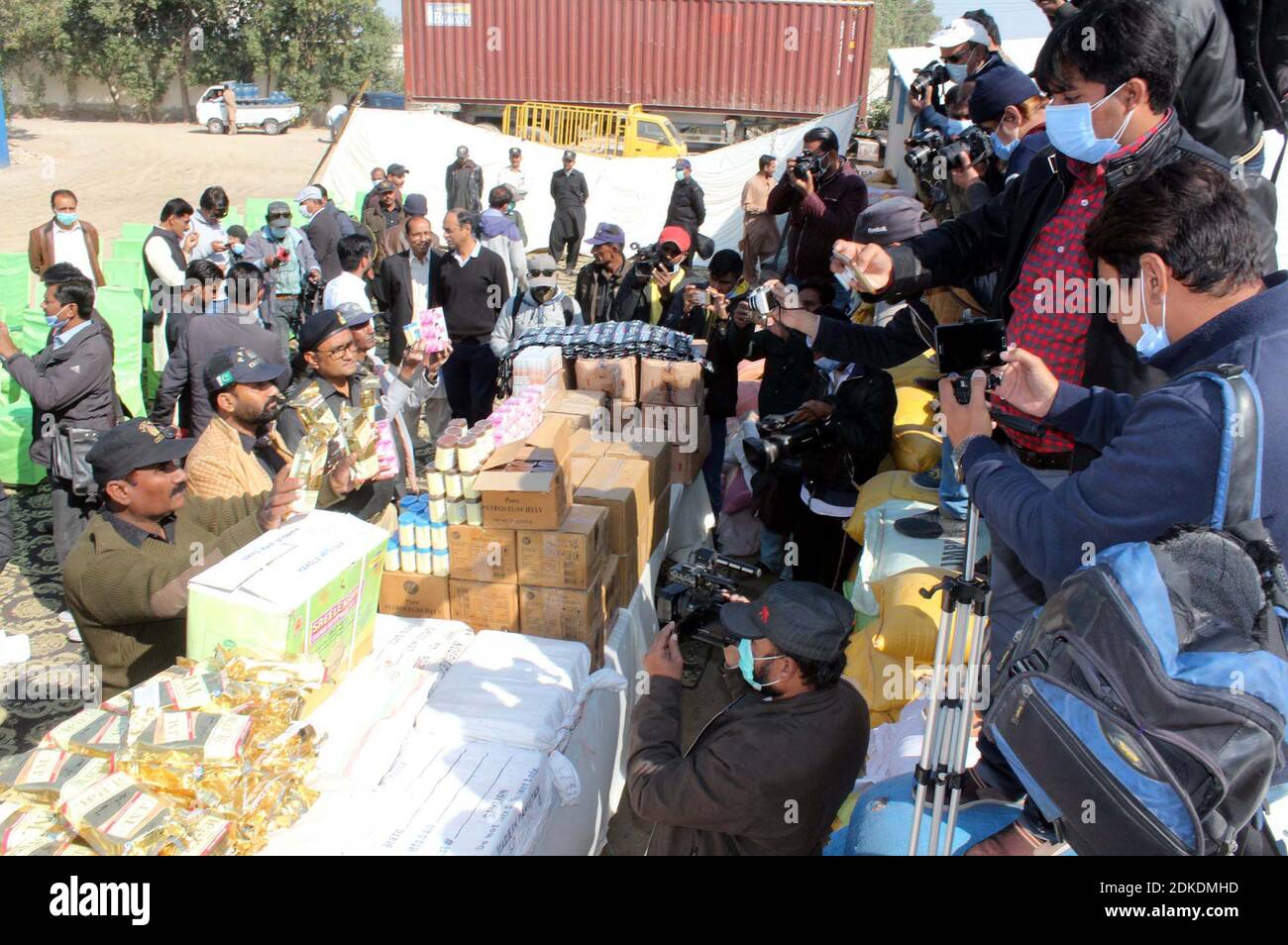 Il personale delle dogane sta esponendo una grande quantità di liquori sequestrati dall'India illegale, Gutka e altri oggetti recuperati dall'operazione di Squad anti-contrabbando su un rapporto di intelligence delle dogane durante la conferenza stampa tenutasi alla Custom House di Hyderabad martedì 15 dicembre 2020. Nel tentativo di accelerare la repressione contro i contrabbandieri e i venditori di merci contrabbandate, il Collegio doganale ha sequestrato prodotti da bagno, cosmetici, gutka e noci di betel indiani per un valore di 57 milioni di Rs57 negli ultimi sette giorni. Foto Stock