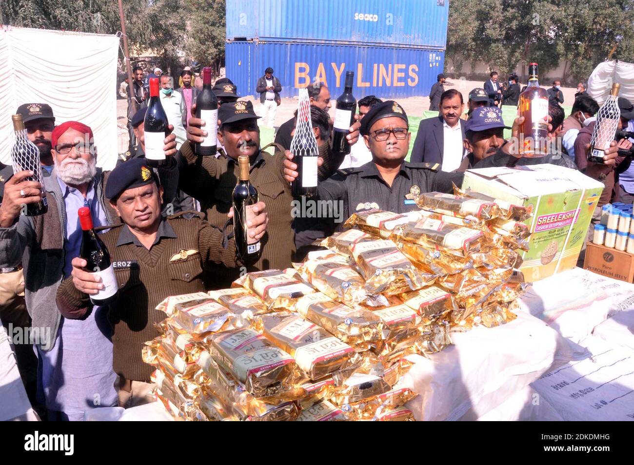 Il personale delle dogane sta esponendo una grande quantità di liquori sequestrati dall'India illegale, Gutka e altri oggetti recuperati dall'operazione di Squad anti-contrabbando su un rapporto di intelligence delle dogane durante la conferenza stampa tenutasi alla Custom House di Hyderabad martedì 15 dicembre 2020. Nel tentativo di accelerare la repressione contro i contrabbandieri e i venditori di merci contrabbandate, il Collegio doganale ha sequestrato prodotti da bagno, cosmetici, gutka e noci di betel indiani per un valore di 57 milioni di Rs57 negli ultimi sette giorni. Foto Stock