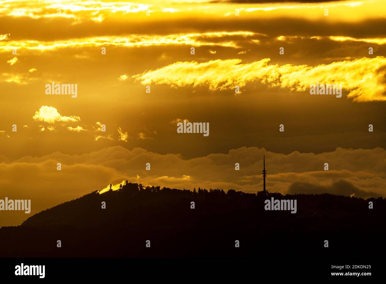Luce dorata della sera con atmosfera nuvolosa sulla Peißenberg vicino a Weilheim nelle Alpi bavaresi. Foto Stock