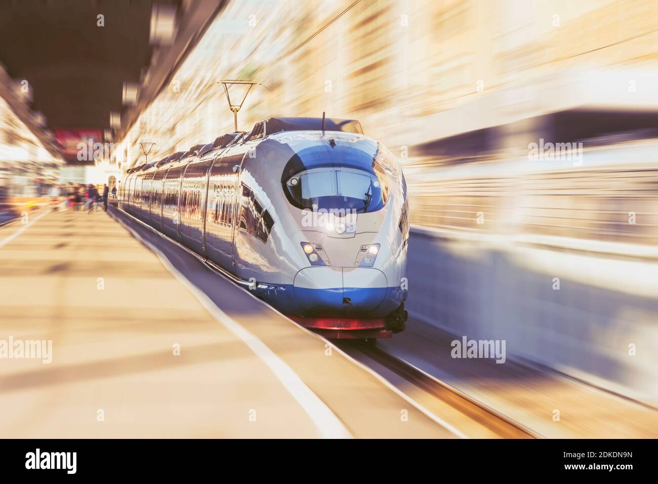 Il treno elettrico per i passeggeri con velocità di trasmissione record si attiva su un viaggio Foto Stock