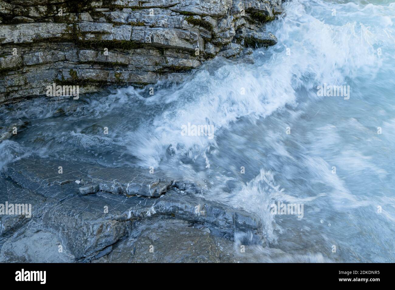 Strati rocciosi sul Rissbach vicino al Ahornboden nel Karwendel, Tirolo / Austria. L'acqua che scorre velocemente contrasta con la pietra dura Foto Stock