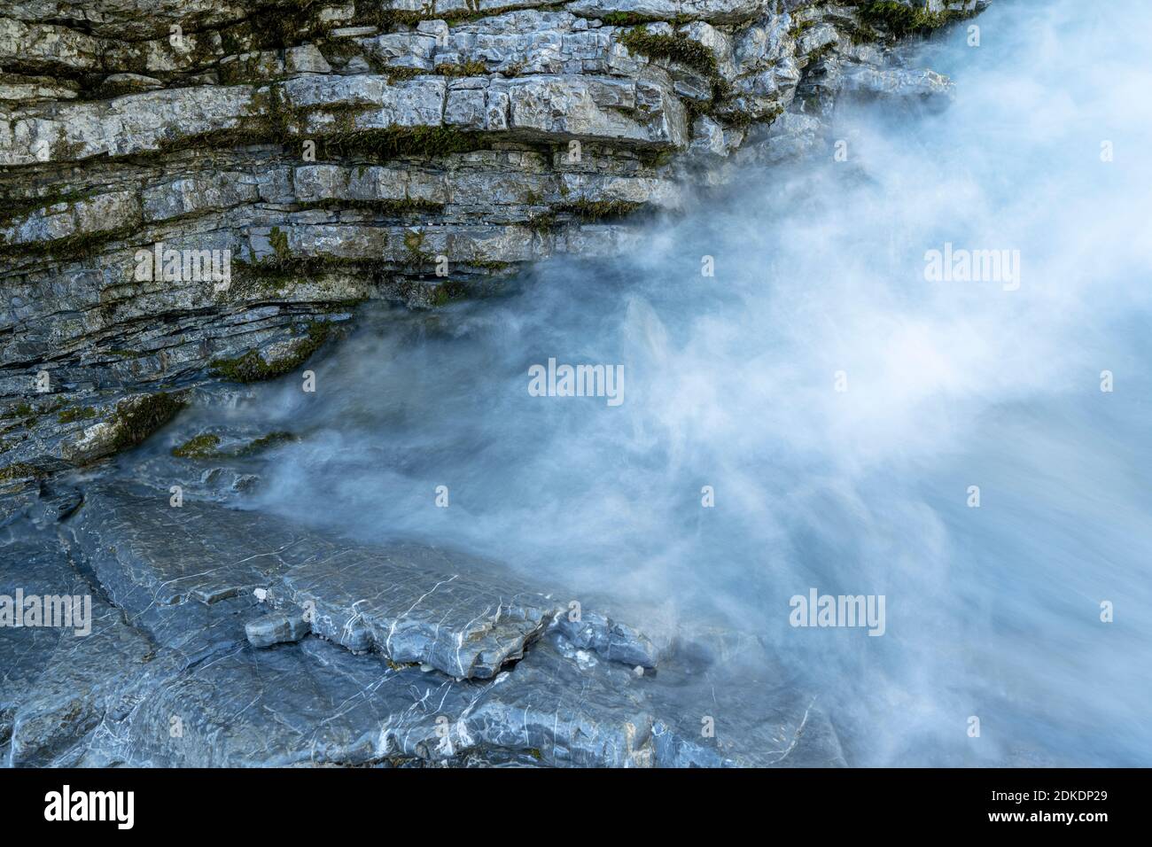 Strati rocciosi sul Rissbach vicino al Ahornboden nel Karwendel, Tirolo / Austria. L'acqua che scorre velocemente contrasta con la pietra dura Foto Stock