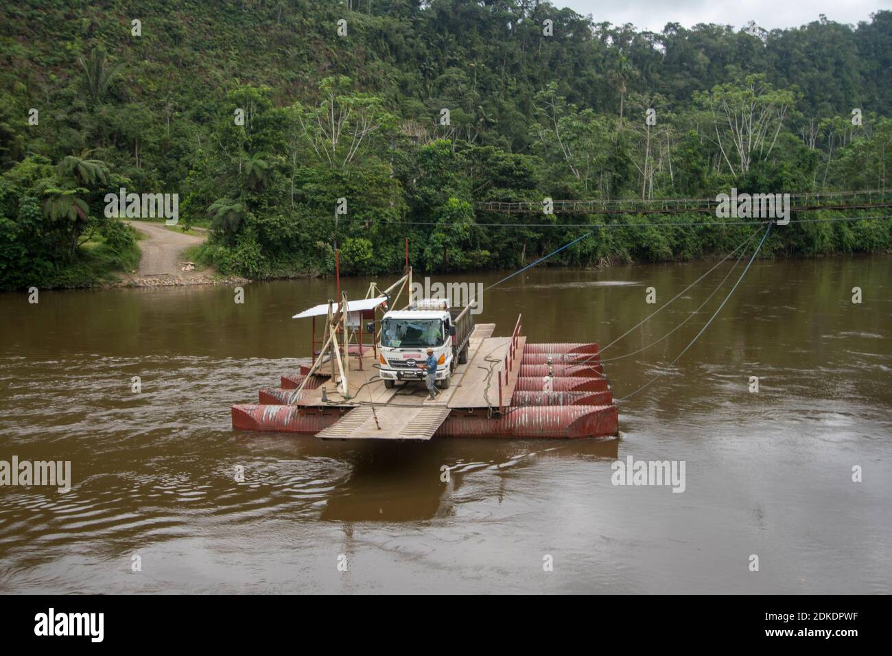 Traghetto via cavo che attraversa il fiume Nangaritza, nell'Ecuador meridionale, un fiume blackwater che sgocciolava dai Tepuys nella Cordillera de Condor. Foto Stock