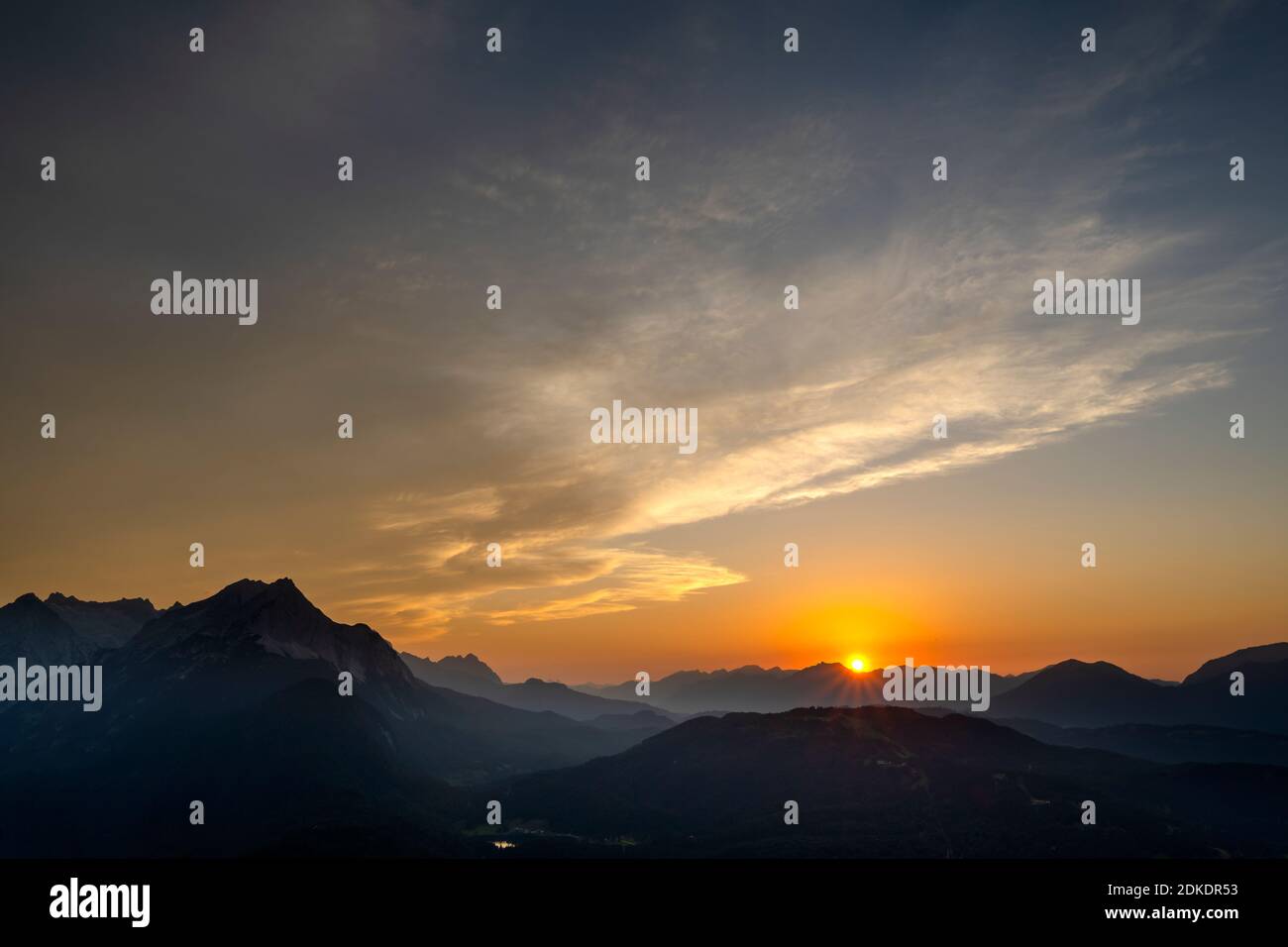 Gli ultimi raggi di sole sulla terra di Werdenfelser, visti dalla capanna di Mittenwalder in direzione di Wetterstein, Lautersee e Zugspitze Foto Stock