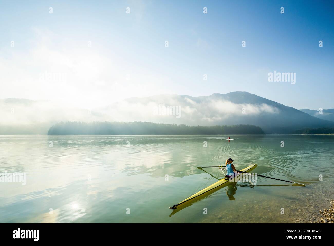 I kayakers o i piloti di sci da corsa con speciali imbarcazioni da competizione potranno fare un giro su Sylvensteinspeicher la mattina presto durante l'alba, durante la nebbia e la luce. Foto Stock