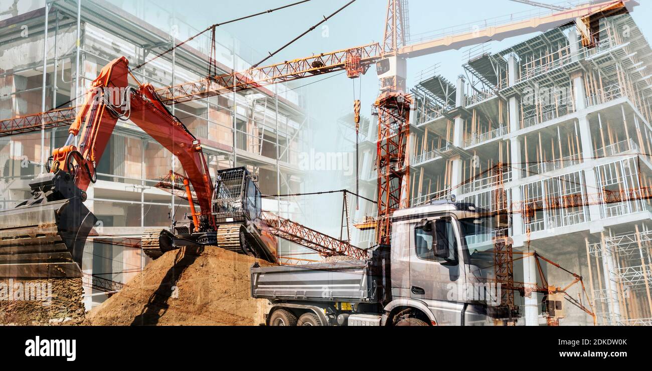 Escavatori, gru e autocarri con edifici in costruzione Foto Stock