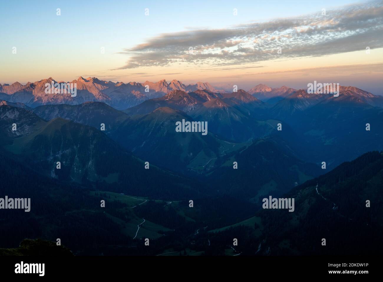 Alpenglow al mattino presto, sopra i Monti Karwendel, fotografato dal confine orientale, Schreckenspitze. Foto Stock