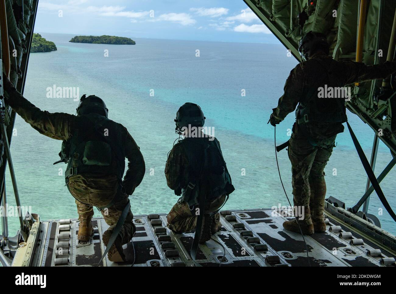I fasci di merci donate vengono fatti cadere in acque poco profonde durante l'operazione Christmas Drop 2020 7 dicembre 2020 a Koror, Repubblica di Palau. L'operazione Christmas è la più lunga operazione umanitaria di sollevamento aereo iniziata nel 1952 per aiutare gli isolani remoti sparsi in 50 isole del Pacifico. Foto Stock
