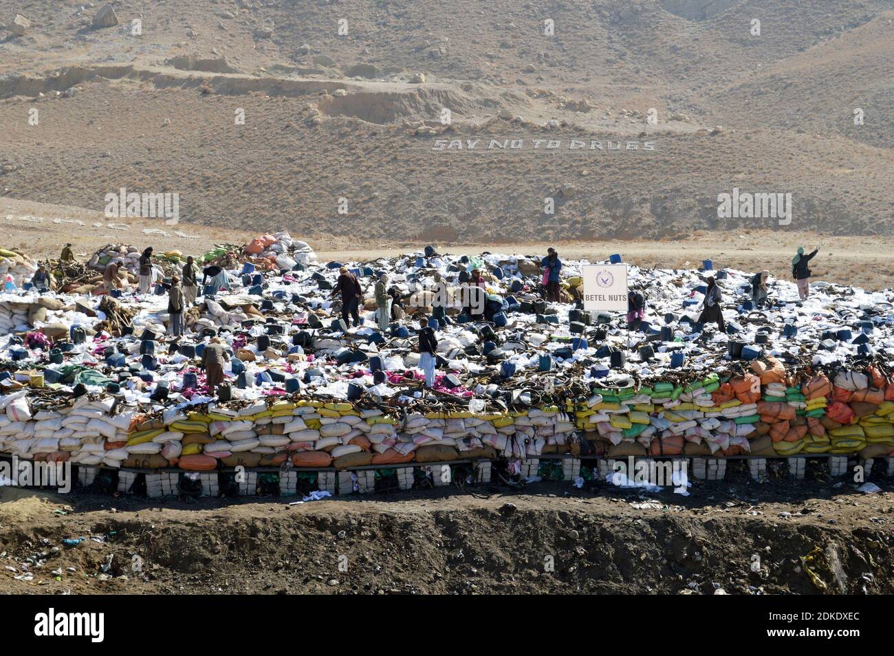 Quetta, Pakistan. 15 Dic 2020. I funzionari doganali pakistani organizzano le droghe illegali prima di bruciarle durante un'attività di distruzione della droga a Quetta, Pakistan, il 15 dicembre 2020. Martedì le dogane pakistane hanno distrutto enormi quantità di liquori e droghe illegali che erano stati contrabbandati nel paese. Credit: Irfan/Xinhua/Alamy Live News Foto Stock