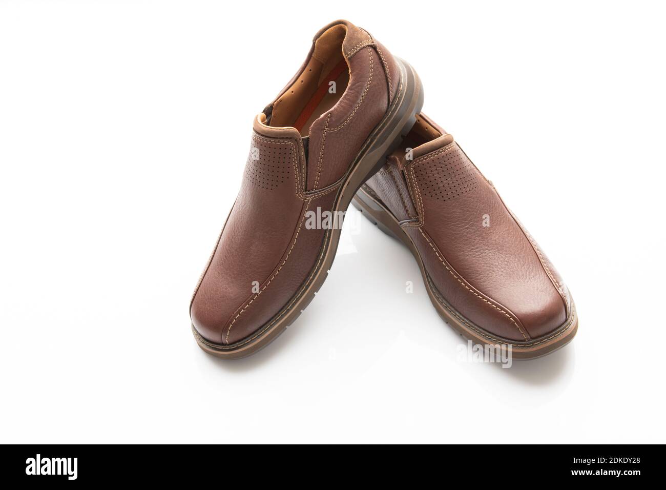 Paio di scarpe marrone isolato su sfondo bianco Foto Stock