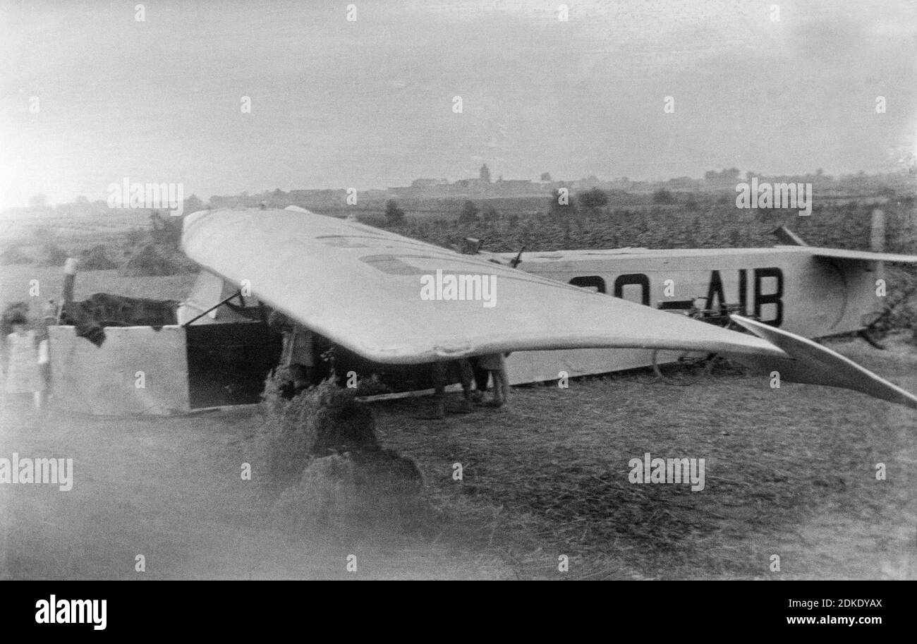 Una fotografia in bianco e nero degli anni '30 che mostra un aereo registrato belga Fokker F.II, registrazione OO-AIB. L'aereo non è aerabile ed è stato ritirato dall'uso ed è in cattive condizioni. Foto Stock