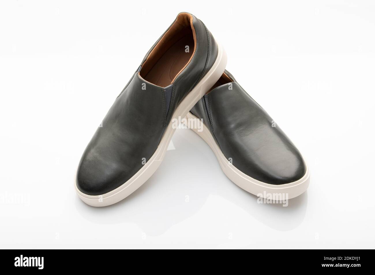 Paio di scarpe slip-on blu scuro isolate su bianco Sfondo Foto Stock