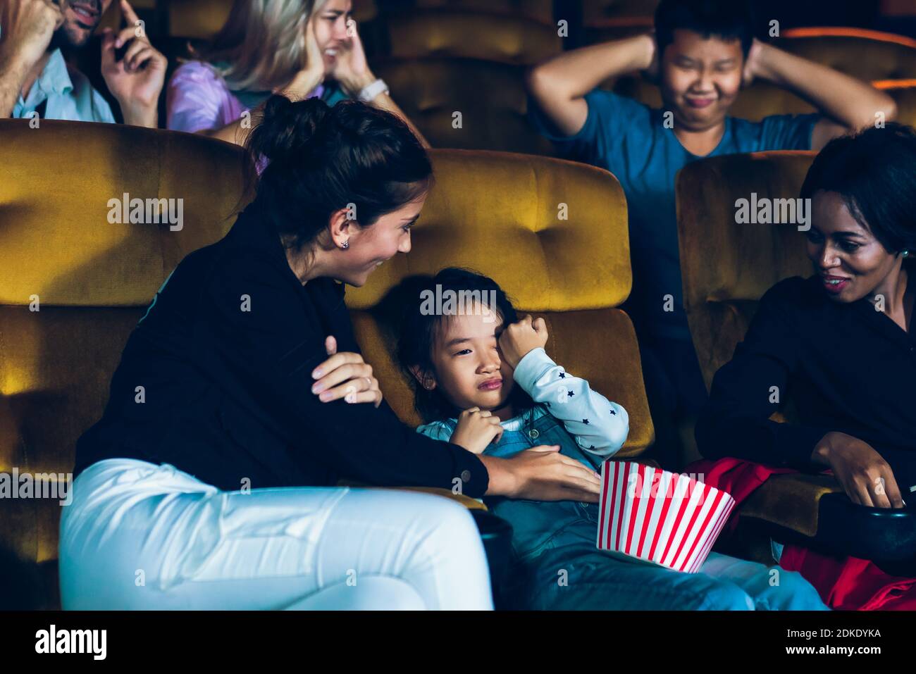 Le ragazze gridavano forte nel cinema, causando fastidio alle persone che siedono accanto e dietro di loro. Foto Stock