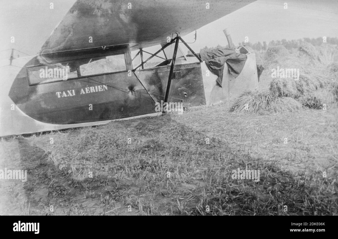 Una fotografia in bianco e nero degli anni '30 che mostra un aereo registrato belga Fokker F.II, registrazione OO-AIB. L'aereo non è aerabile ed è stato ritirato dall'uso ed è in cattive condizioni. Foto Stock