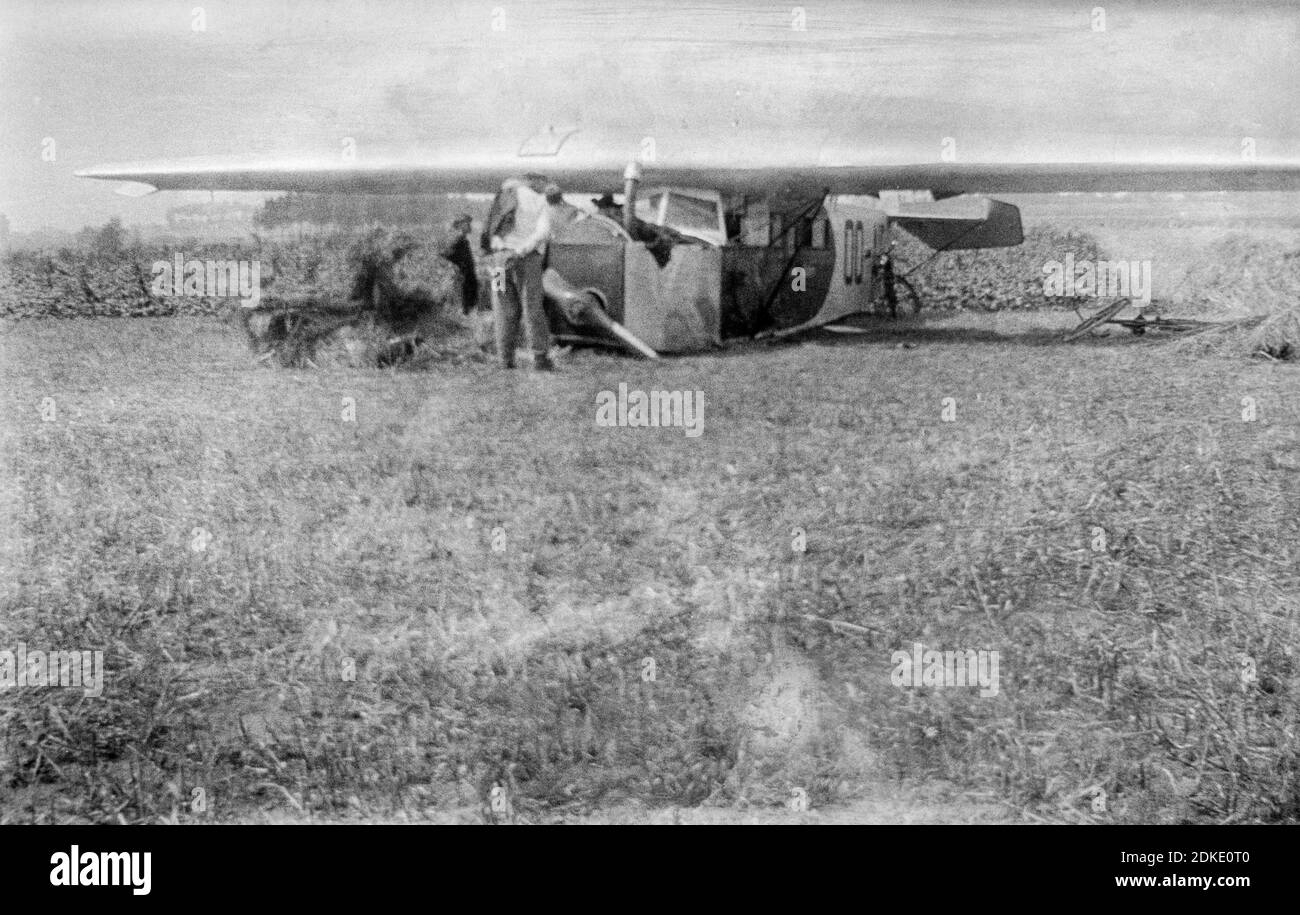 Una fotografia in bianco e nero degli anni '30 che mostra un aereo registrato belga Fokker F.II, registrazione OO-AIB. L'aereo non è aerabile ed è stato ritirato dall'uso ed è in cattive condizioni. Foto Stock