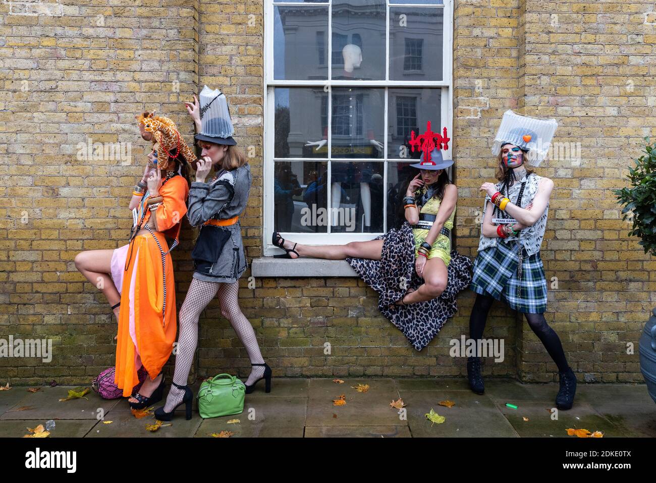 Durante il blocco, stilista di moda, Pierre Garroudi ha modelli a piedi lungo Chelsea's Kings Road per improvvisata sfilata di moda caratterizzato: Atmosfera dove: Londra, Regno Unito quando: 14 Nov 2020 credito: Phil Lewis/WENN Foto Stock