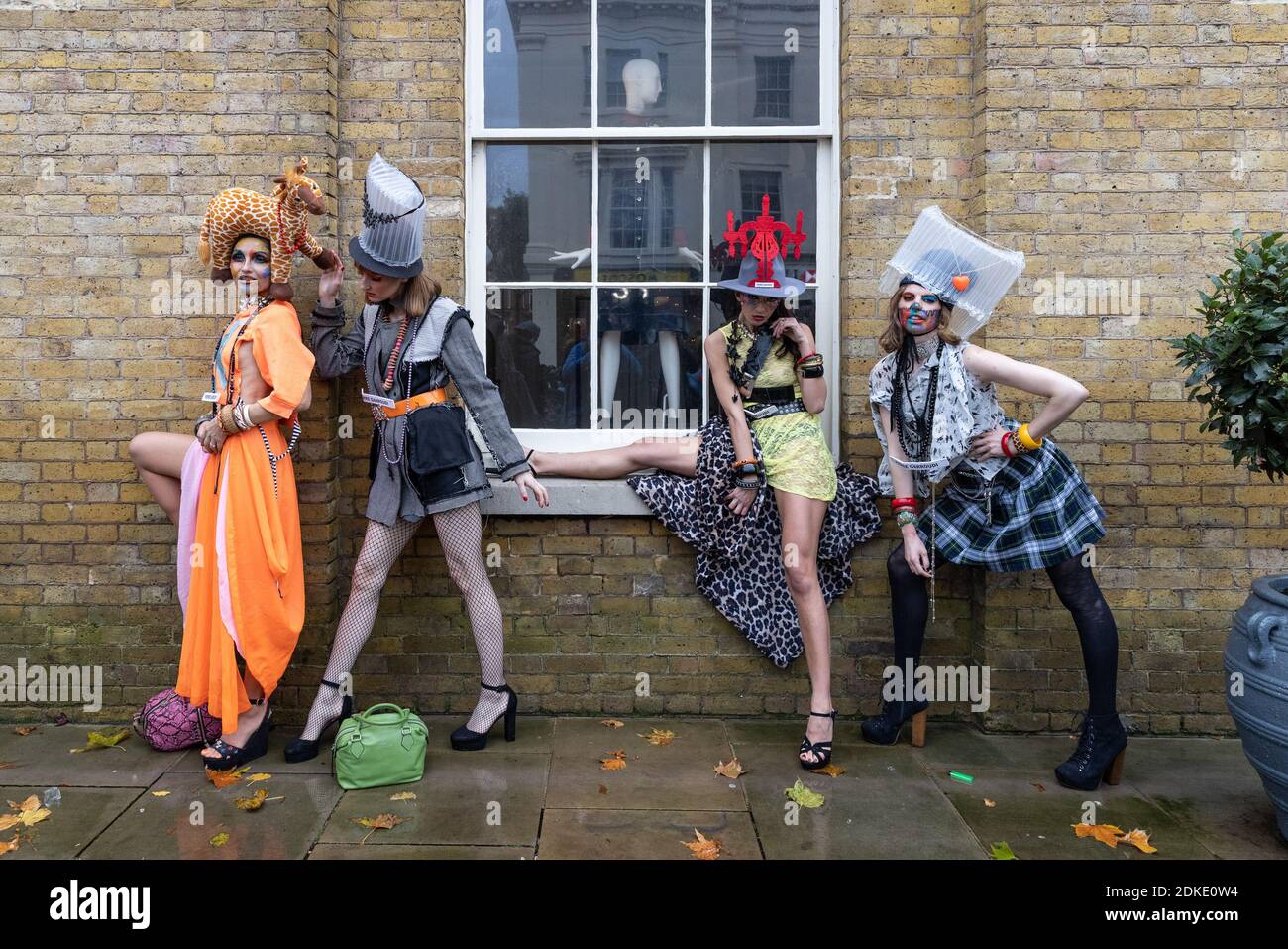 Durante il blocco, stilista di moda, Pierre Garroudi ha modelli a piedi lungo Chelsea's Kings Road per improvvisata sfilata di moda caratterizzato: Atmosfera dove: Londra, Regno Unito quando: 14 Nov 2020 credito: Phil Lewis/WENN Foto Stock