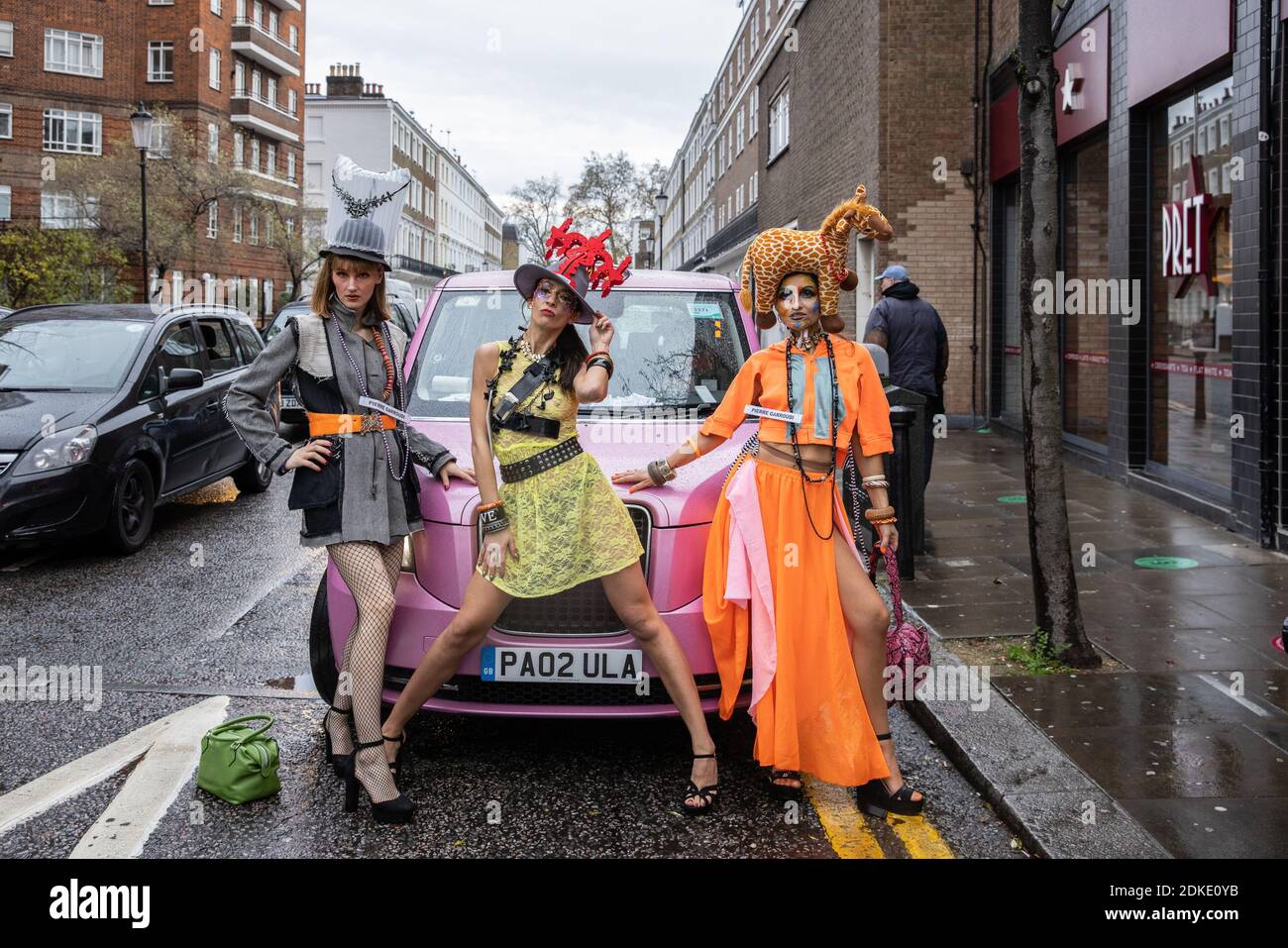 Durante il blocco, stilista di moda, Pierre Garroudi ha modelli a piedi lungo Chelsea's Kings Road per improvvisata sfilata di moda caratterizzato: Atmosfera dove: Londra, Regno Unito quando: 14 Nov 2020 credito: Phil Lewis/WENN Foto Stock