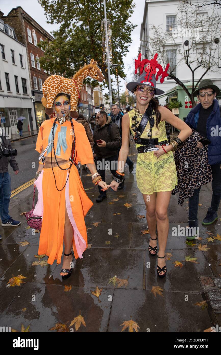 Durante il blocco, stilista di moda, Pierre Garroudi ha modelli a piedi lungo Chelsea's Kings Road per improvvisata sfilata di moda caratterizzato: Atmosfera dove: Londra, Regno Unito quando: 14 Nov 2020 credito: Phil Lewis/WENN Foto Stock