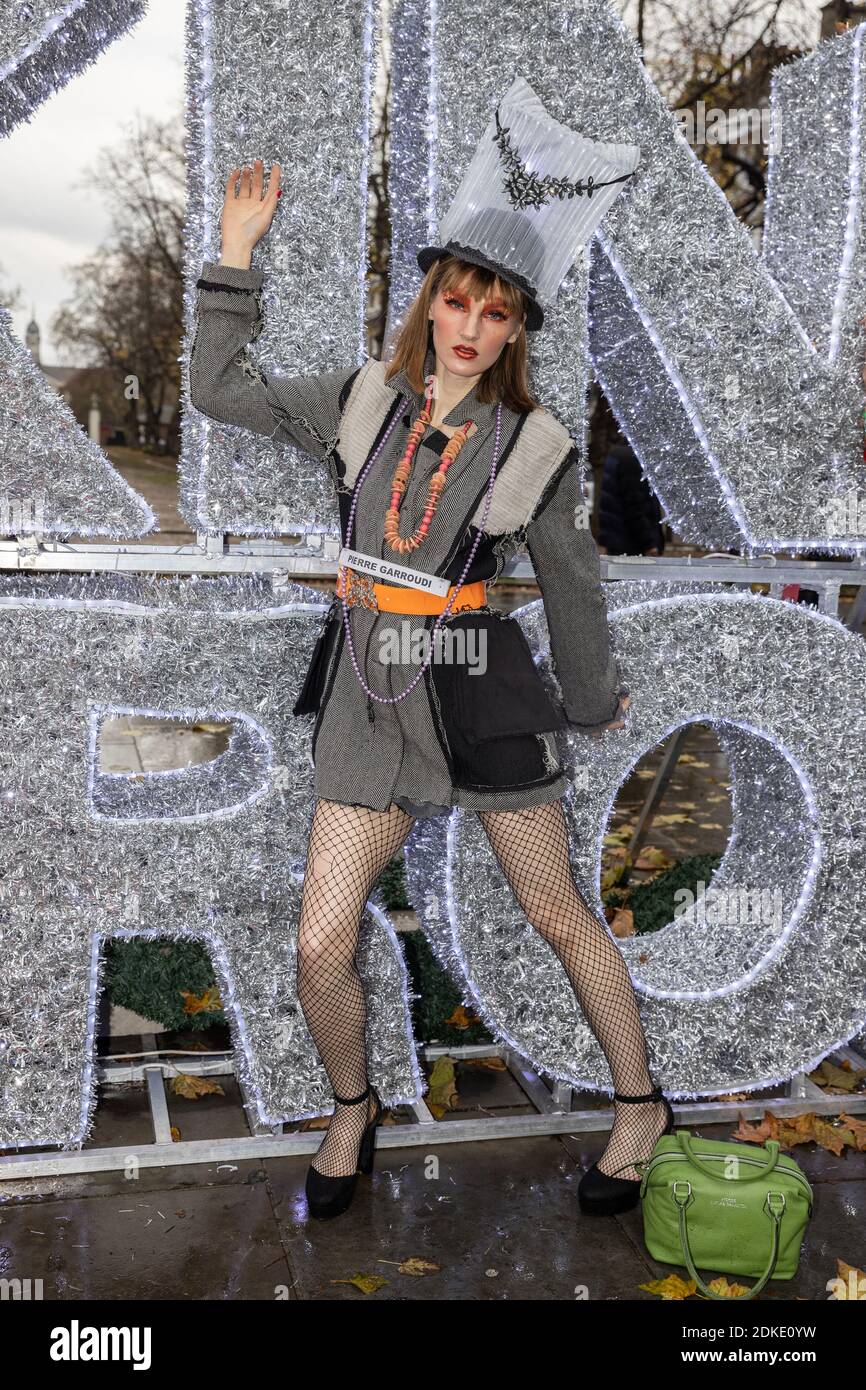 Durante il blocco, stilista di moda, Pierre Garroudi ha modelli a piedi lungo Chelsea's Kings Road per improvvisata sfilata di moda caratterizzato: Atmosfera dove: Londra, Regno Unito quando: 14 Nov 2020 credito: Phil Lewis/WENN Foto Stock