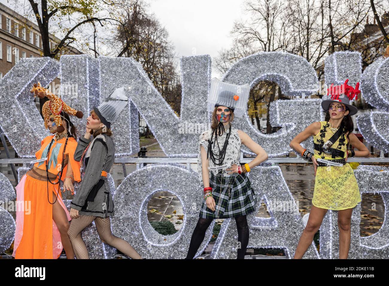 Durante il blocco, stilista di moda, Pierre Garroudi ha modelli a piedi lungo Chelsea's Kings Road per improvvisata sfilata di moda caratterizzato: Atmosfera dove: Londra, Regno Unito quando: 14 Nov 2020 credito: Phil Lewis/WENN Foto Stock