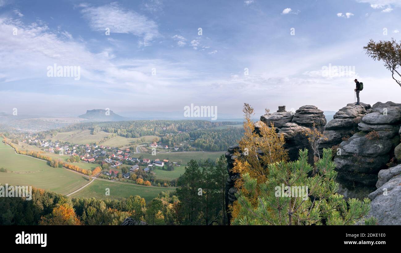 Un escursionista sul Malerweg guarda da Pfaffenstein nelle montagne di arenaria dell'Elba a Pfaffendorf e Lilienstein, panorama Foto Stock
