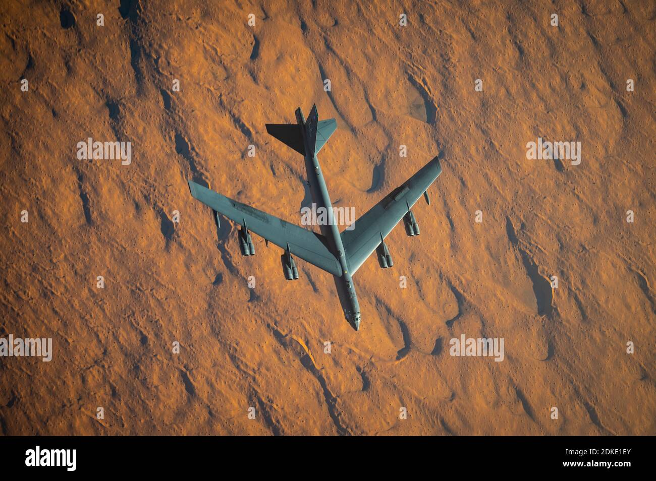 Un aereo bombardiere strategico della forza aerea degli Stati Uniti B-52 della seconda ala della bomba, in volo durante una missione della forza di compito della bomba di più giorni 10 dicembre 2020 sopra il Qatar. Il bombardiere è stato riallocato nella regione a seguito di un aumento delle tensioni con l'Iran. Foto Stock