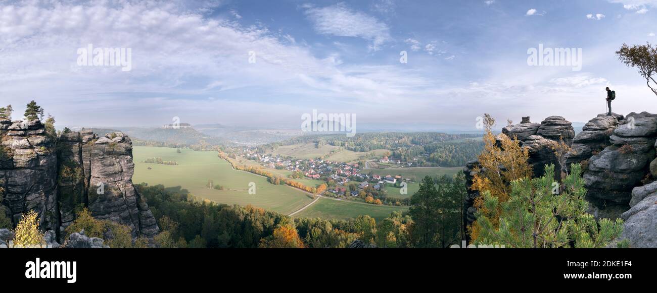 Un escursionista sul Malerweg guarda da Pfaffenstein nelle montagne di arenaria dell'Elba a Pfaffendorf e Lilienstein, panorama Foto Stock