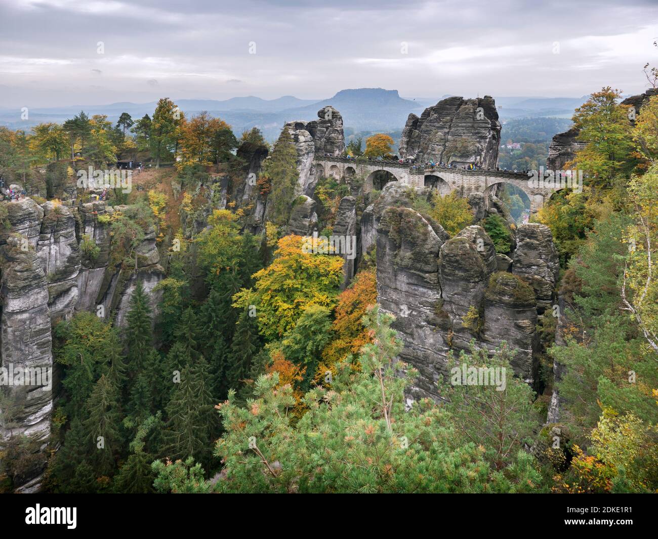 Atmosfera autunnale al Bastei nelle montagne di arenaria dell'Elba Foto Stock