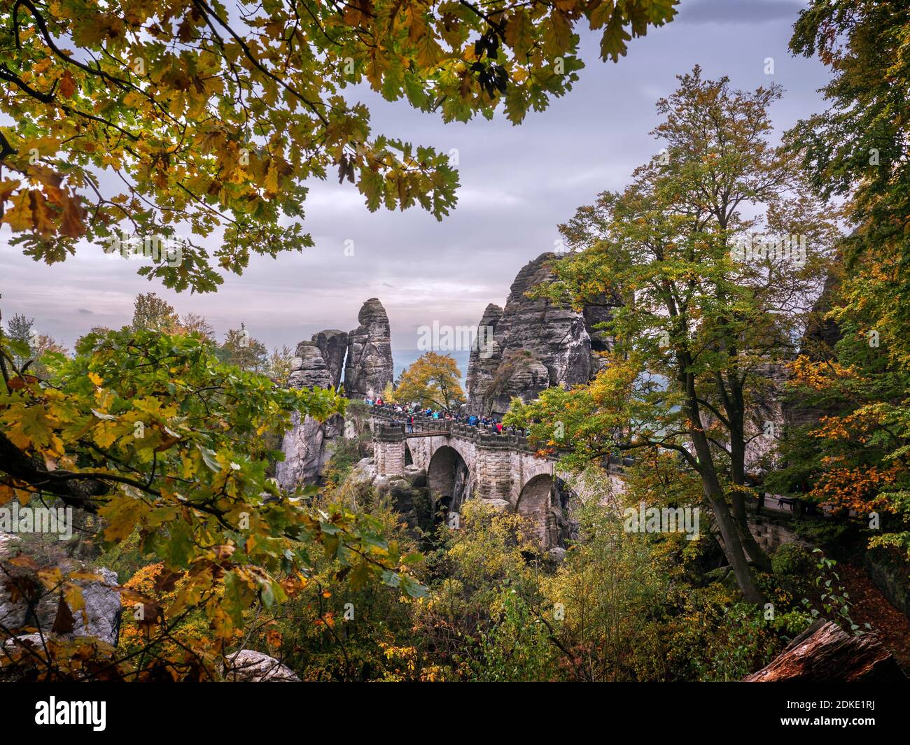 Atmosfera autunnale al Bastei nelle montagne di arenaria dell'Elba Foto Stock