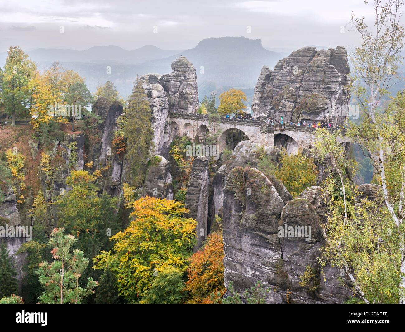 Atmosfera autunnale al Bastei nelle montagne di arenaria dell'Elba Foto Stock