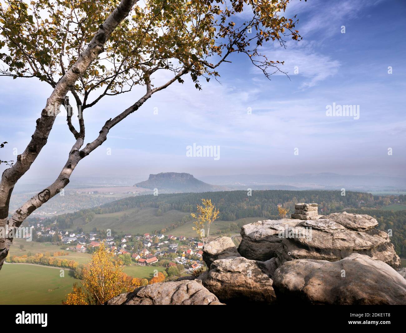 Vista da Pfaffenstein sulla Svizzera sassone in autunno Foto Stock