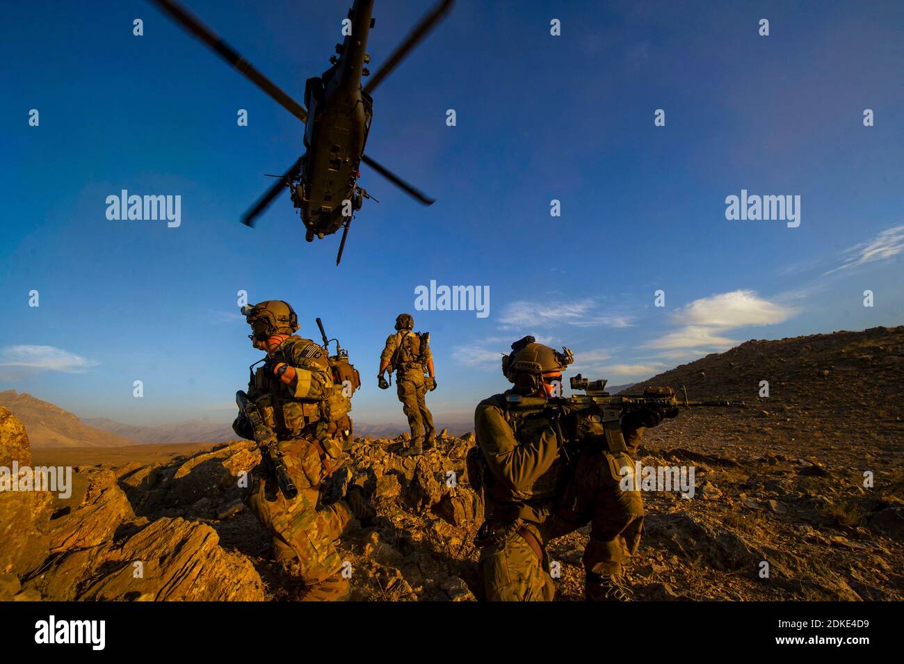 VICINO A BAGRAM, AFGHANISTAN - 23 marzo 2015 - Pararescueman dell'aeronautica degli Stati Uniti, 83rd Squadron di soccorso di spedizione durante una missione vicino alla base aerea di Bagram in Foto Stock