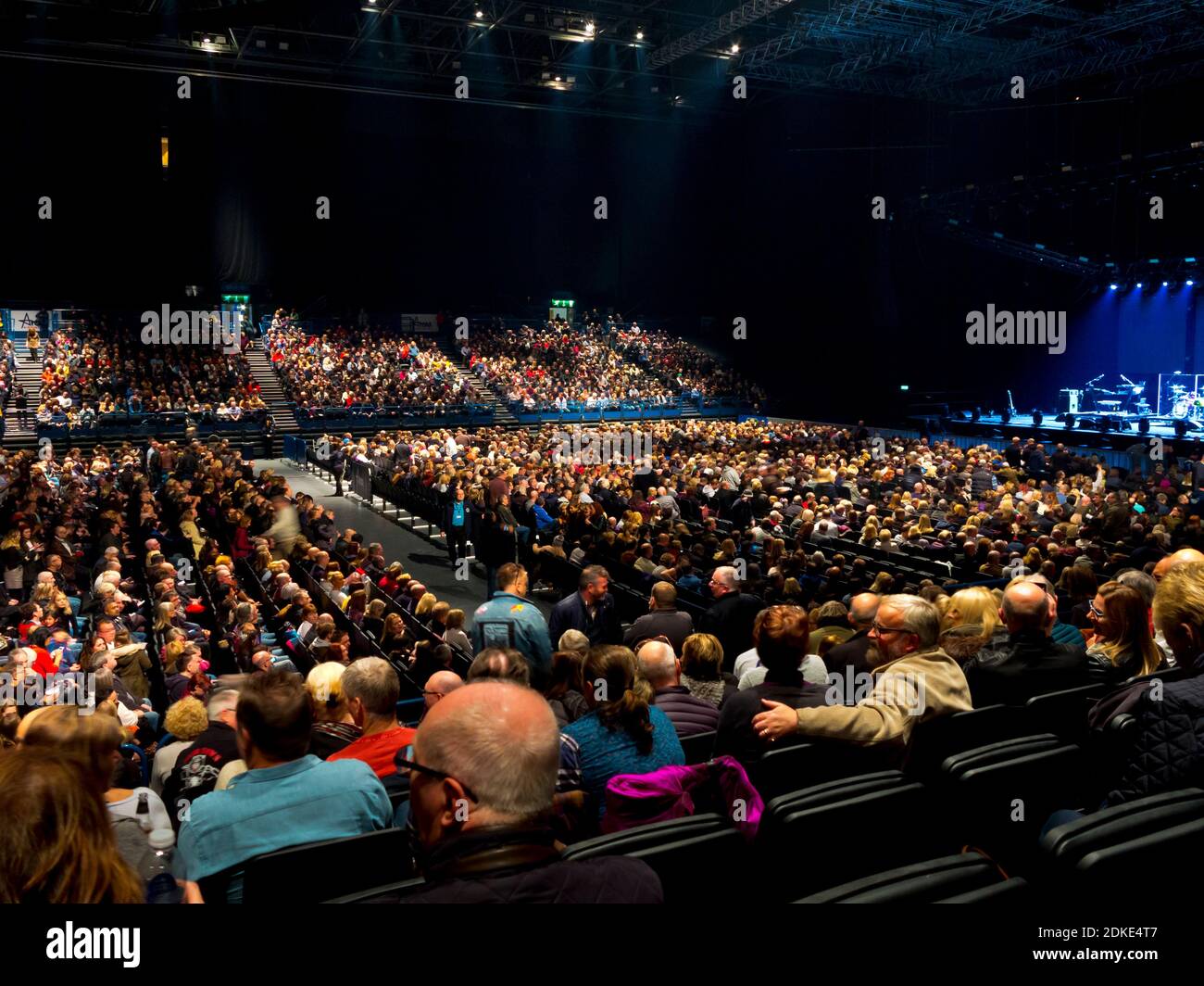 Pubblico all'interno della Birmingham Arena West Midlands England UK, che è stata ribattezzata Utilita Arena nel 2020 ed è un luogo di intrattenimento al coperto. Foto Stock