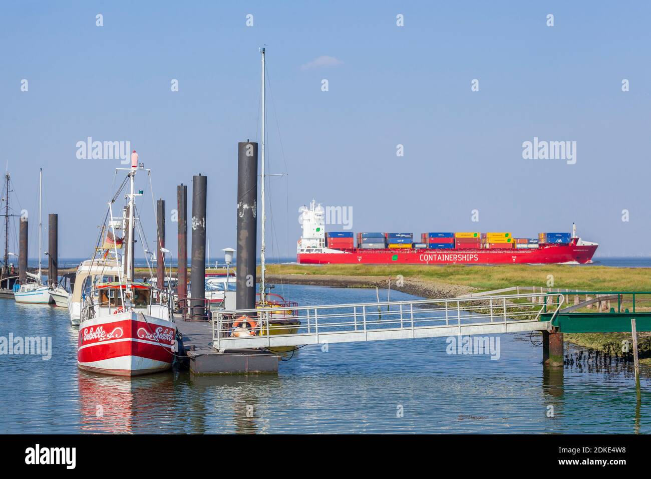 Porto con peschereccio da traino, Altenbruch, North Sea Spa Cuxhaven, bassa Sassonia, Germania, Europa Foto Stock