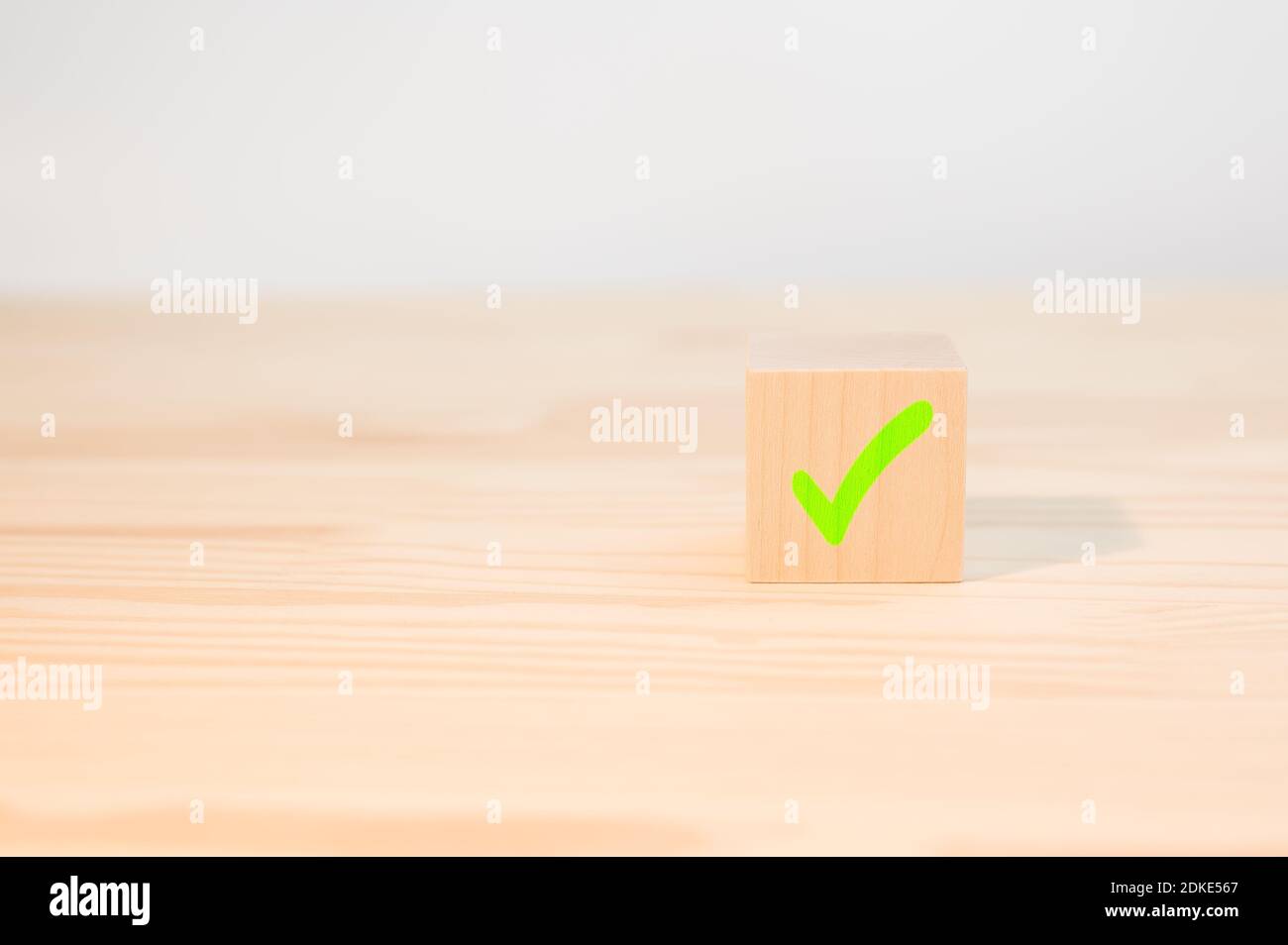 Concetto di decisione positiva o scelta di approvazione. Croce x su cubo di legno. Croce rossa sul bordo di un cubo di legno. Foto Stock