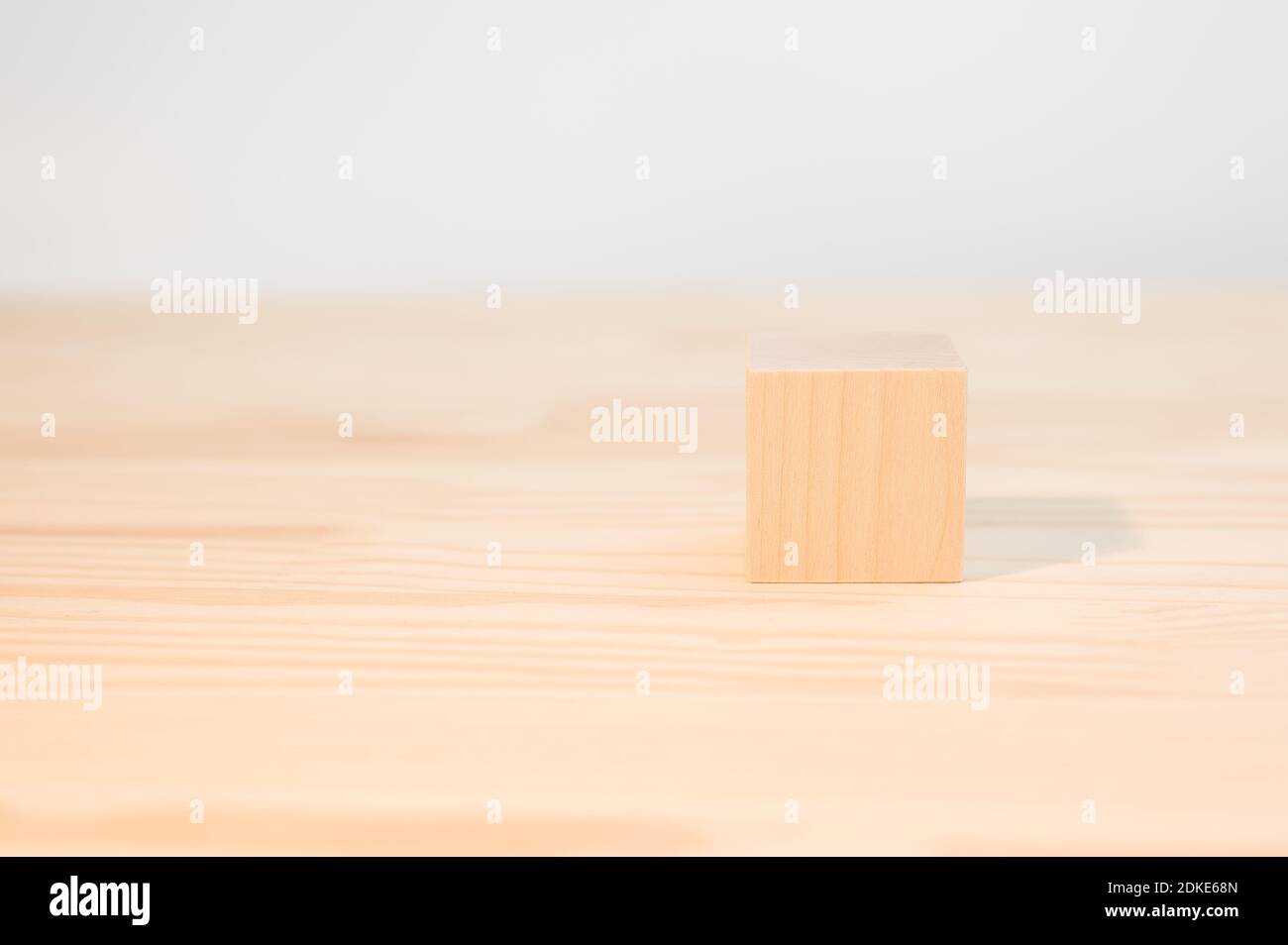 Un cubo di legno per il testo, le icone, il segno e i simboli per creare i vostri concetti creativi. Fock su cubo di legno vuoto. Blocco su tavolo di legno Foto Stock