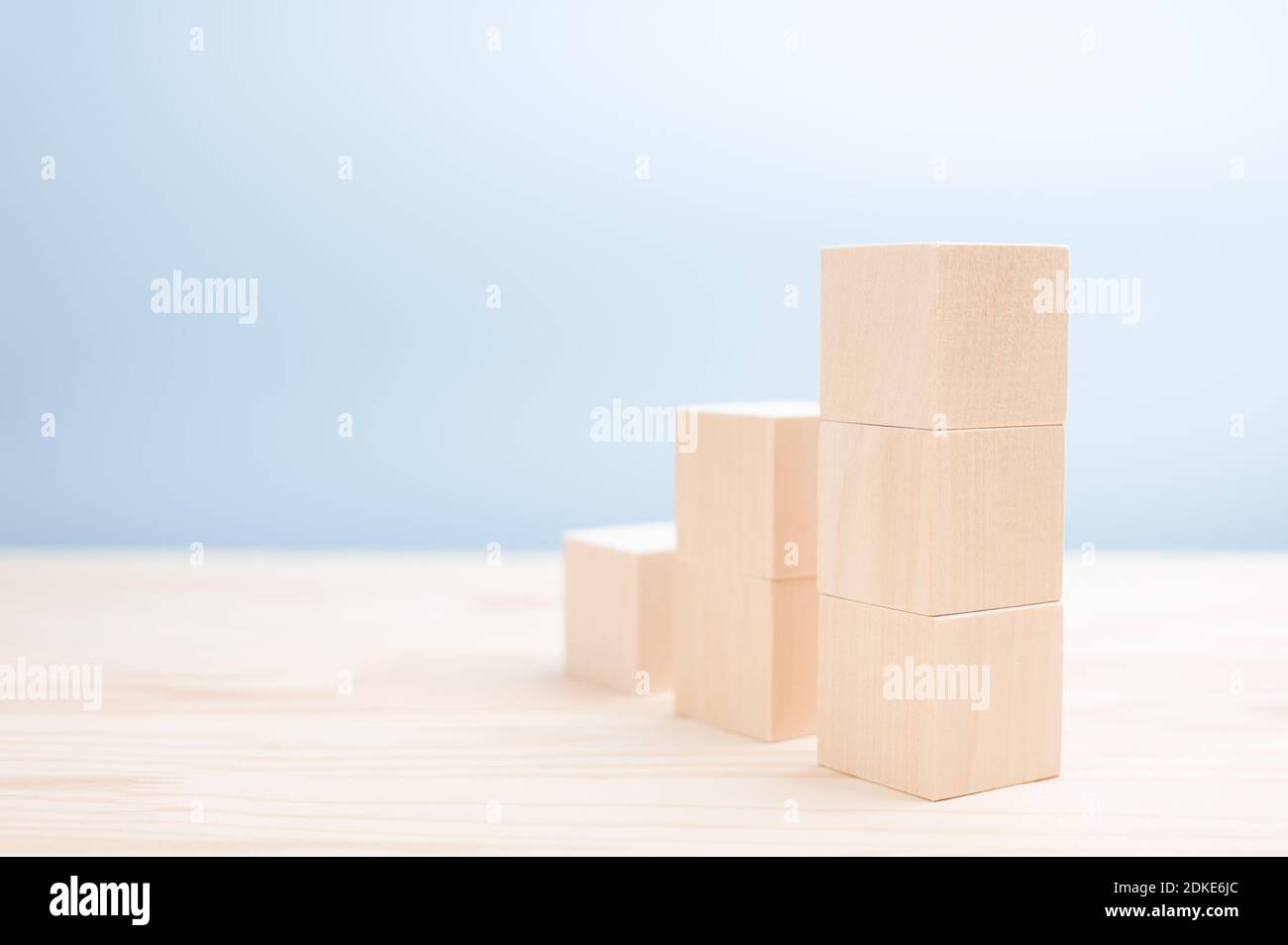 immagine mockup. Scala di cubi di legno per icone, simboli o testo. Business e design. Modello per la creazione di un concetto di crescita aziendale Foto Stock