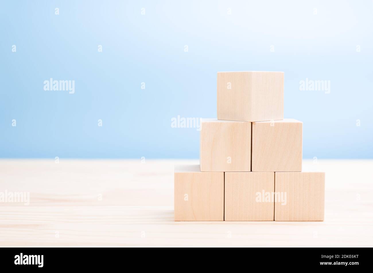 immagine mockup. piramide di cubi in legno vuoto per icone, simboli o testo. concetto di business. Cubo di legno impilato a forma di piramide senza grafica per B Foto Stock