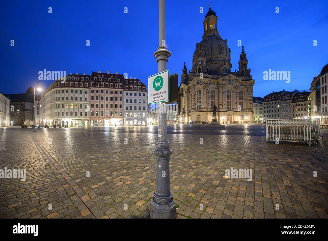 Dresda, Germania. 13 Dicembre 2020. Un cartello che indica che le maschere sono obbligatorie è appeso ad un lampione sul Neumarkt di fronte alla Frauenkirche. La Sassonia impone un blocco per contenere la pandemia di Corona e chiude la vita pubblica. Credit: Robert Michael/dpa-Zentralbild/ZB/dpa/Alamy Live News Foto Stock