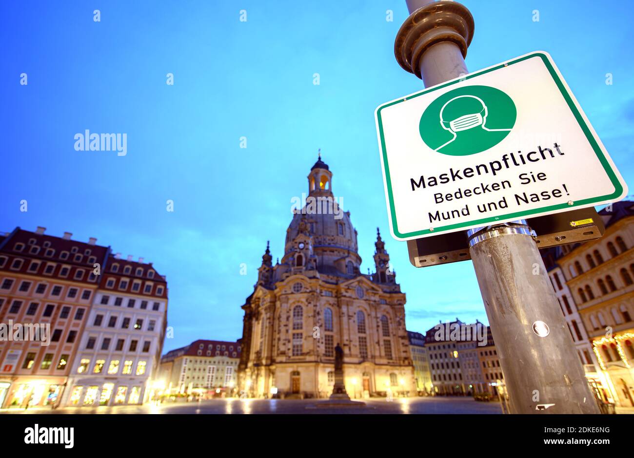 Dresda, Germania. 13 Dicembre 2020. Un cartello che indica che le maschere sono obbligatorie è appeso ad un lampione sul Neumarkt di fronte alla Frauenkirche. La Sassonia impone un blocco per contenere la pandemia di Corona e chiude la vita pubblica. Credit: Robert Michael/dpa-Zentralbild/ZB/dpa/Alamy Live News Foto Stock