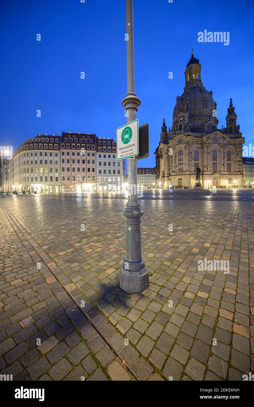 Dresda, Germania. 13 Dicembre 2020. Un cartello che indica che le maschere sono obbligatorie è appeso ad un lampione sul Neumarkt di fronte alla Frauenkirche. La Sassonia impone un blocco per contenere la pandemia di Corona e chiude la vita pubblica. Credit: Robert Michael/dpa-Zentralbild/ZB/dpa/Alamy Live News Foto Stock