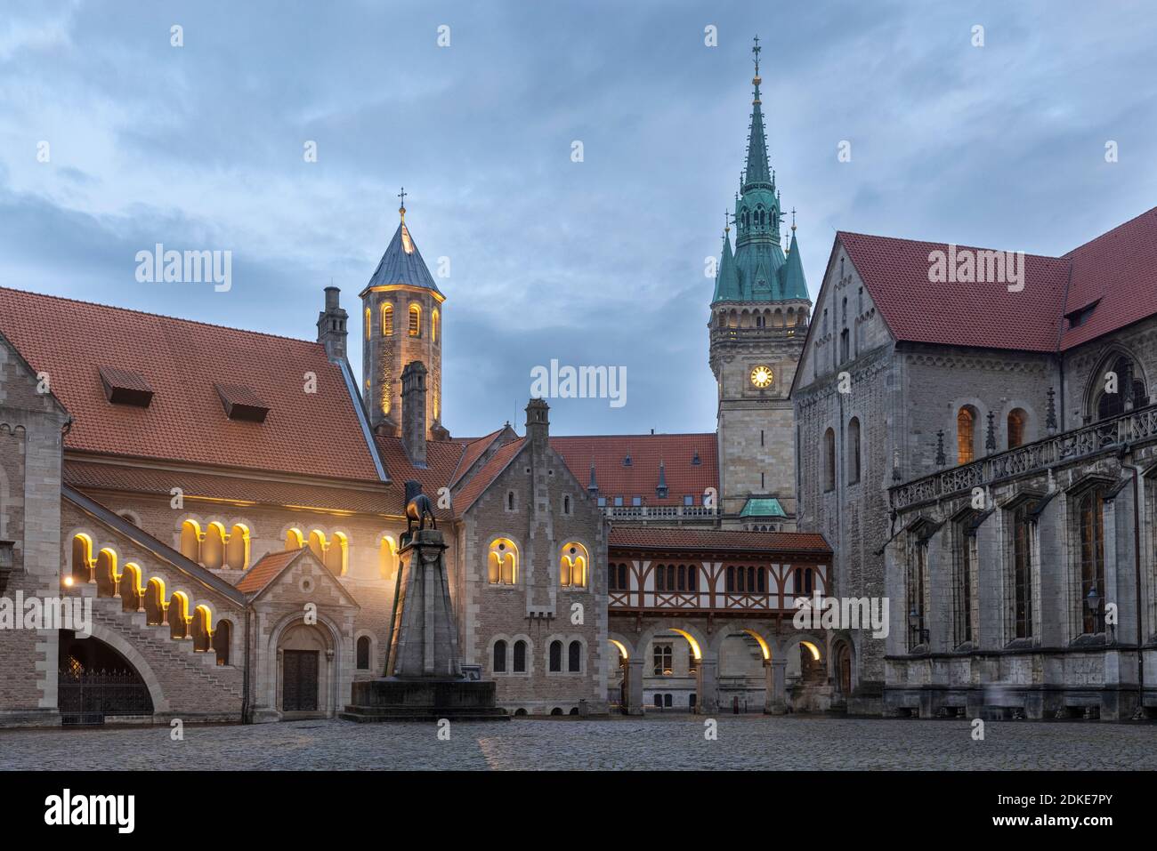 La cattedrale di Braunschweig e il castello di Dankwarderode sono importanti punti di riferimento nel centro storico di Braunschweig. Foto Stock