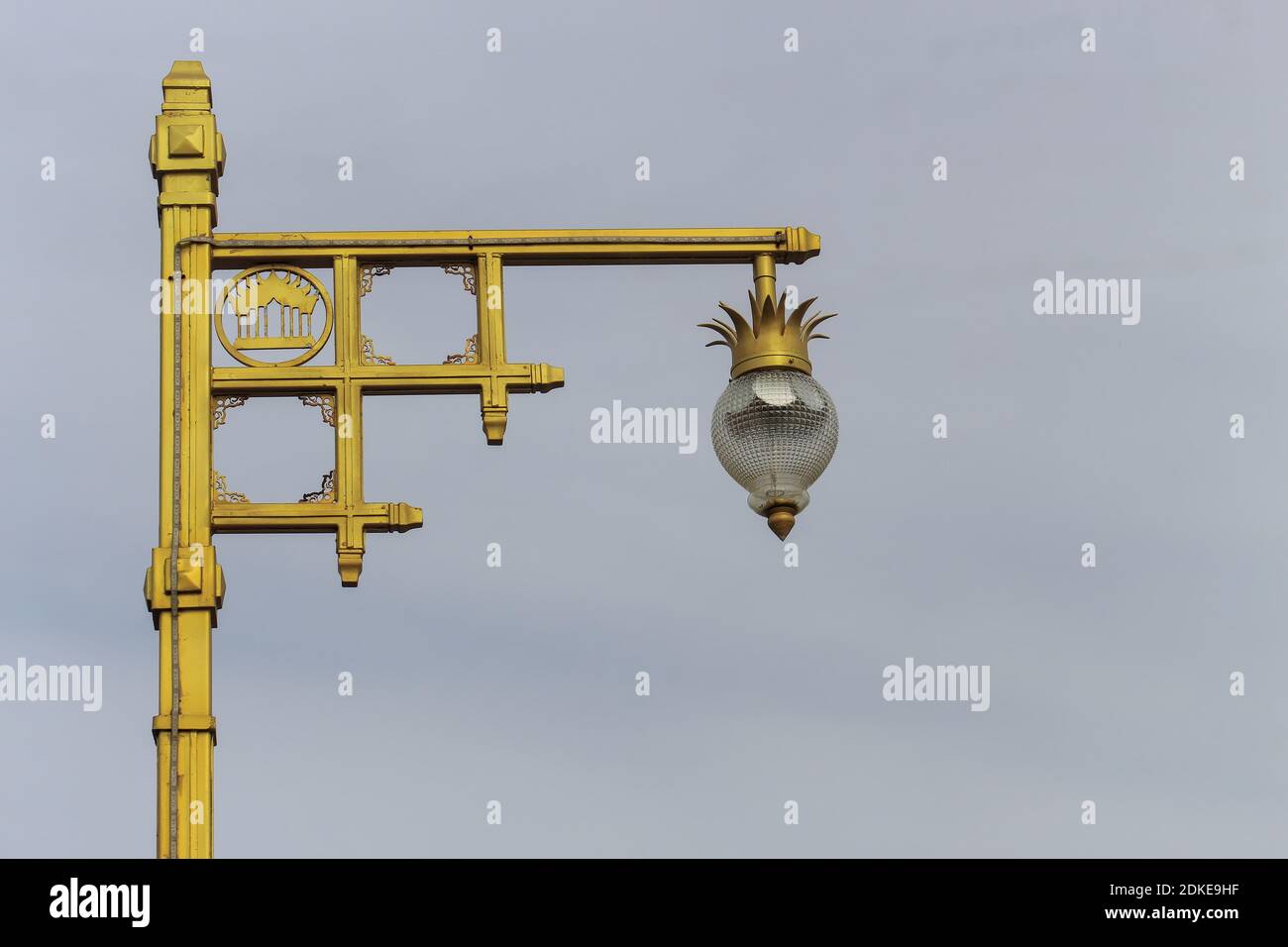 Palo chiaro decorato con splendido stile Thai-applicato e fare un lampada a forma di ananas Foto Stock