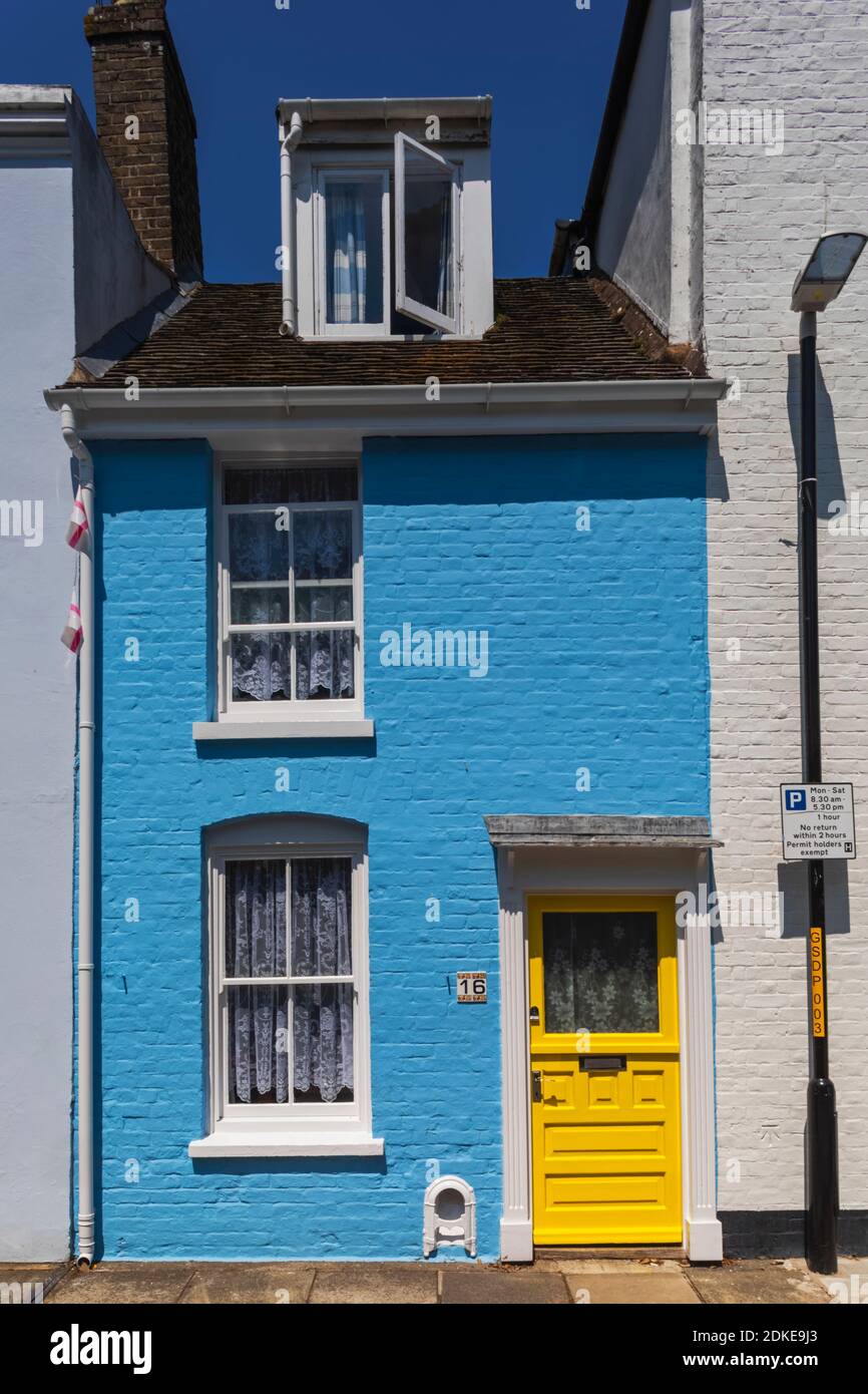 Inghilterra, Kent, Deal, Residential Street Scene con case colorate Foto Stock