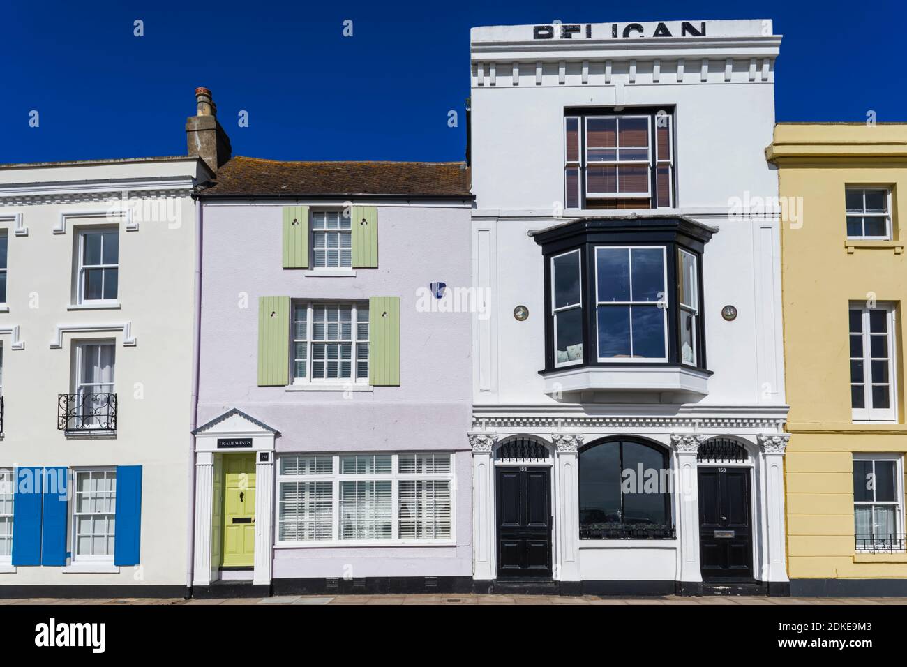 Inghilterra, Kent, Deal, Residential Street Scene con case colorate Foto Stock