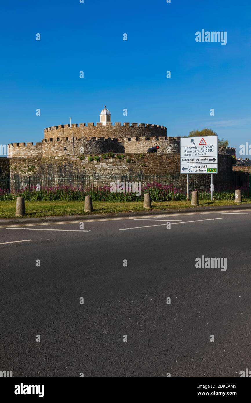 Inghilterra, Kent, Deal, Deal Castle e Road Sign Foto Stock
