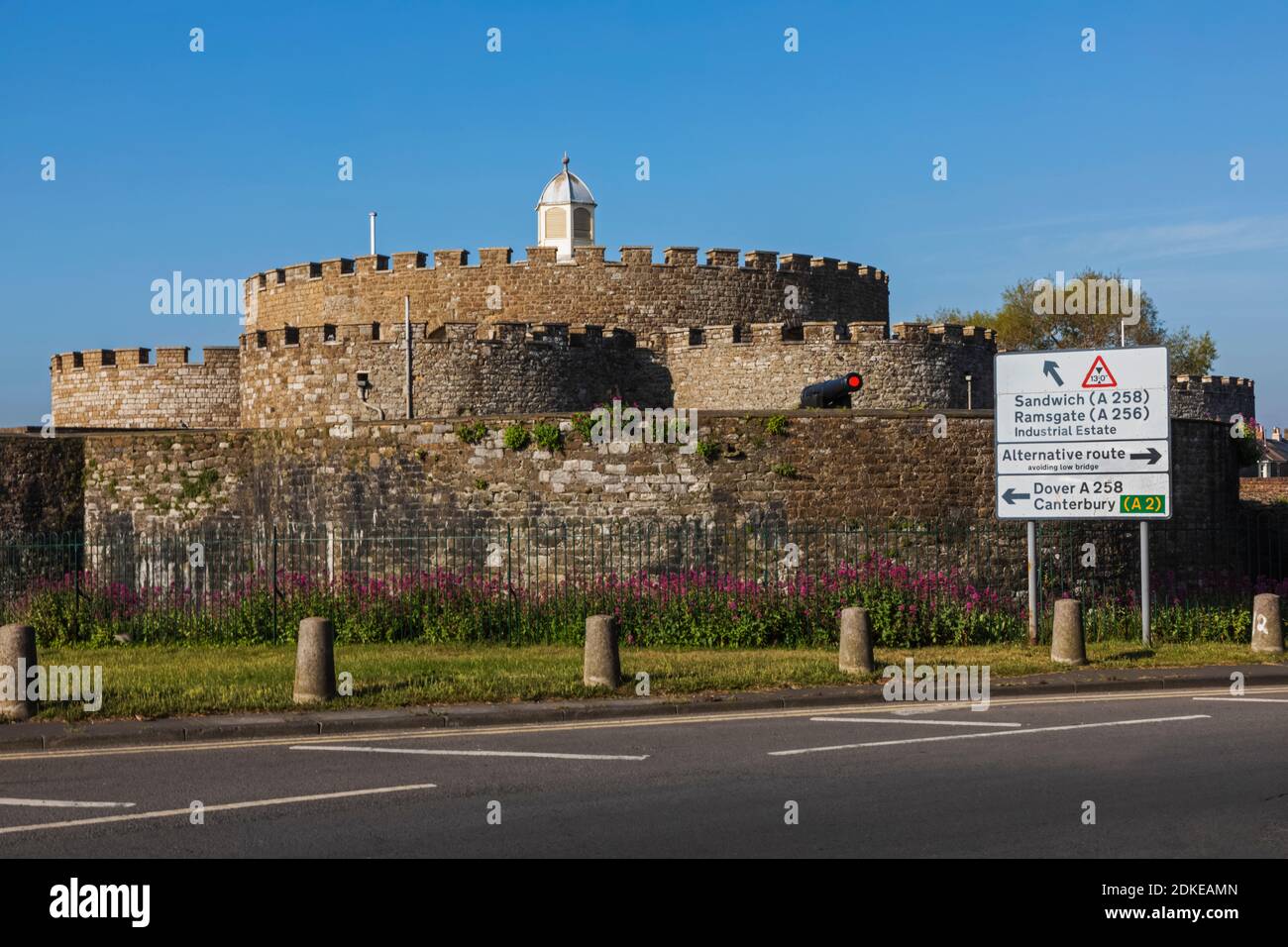 Inghilterra, Kent, Deal, Deal Castle e Road Sign Foto Stock