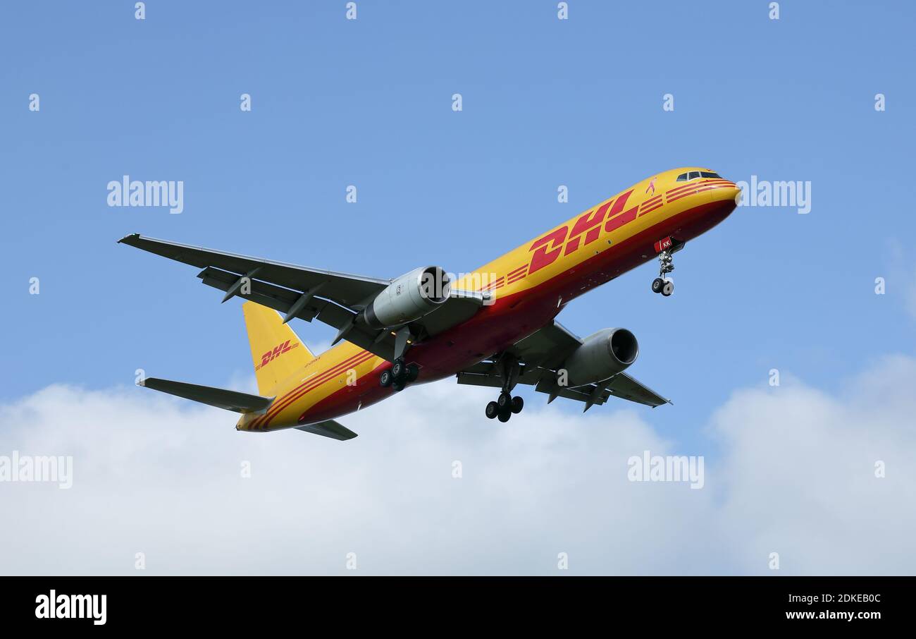 Un aereo da carico Boeing 757 gestito da DHL, numero di serie G-DHKK, sta per atterrare all'aeroporto East Midlands nel Regno Unito. Foto Stock