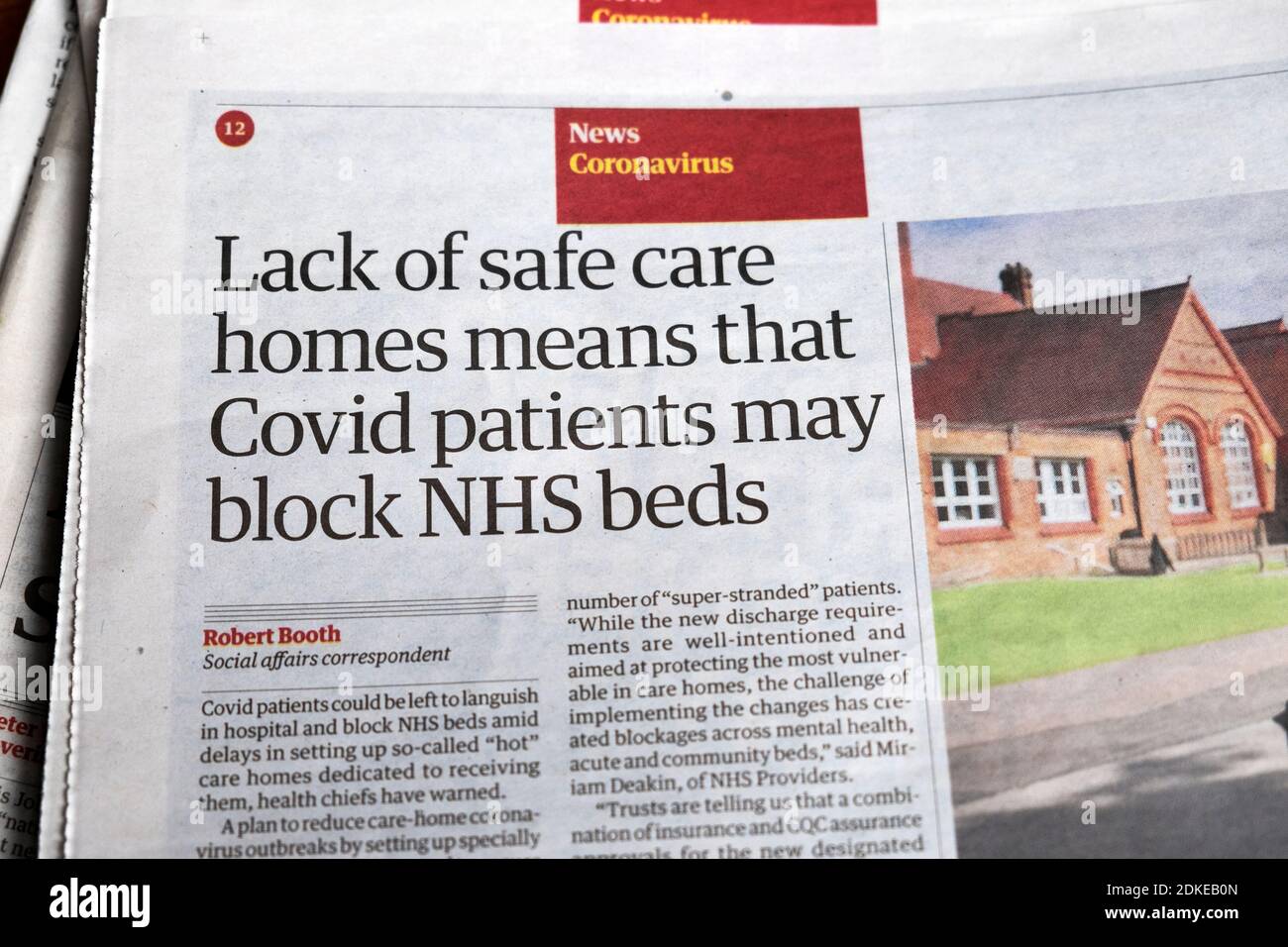 "La mancanza di case di cura sicure significa che i pazienti di Covid possono Block NHS letti' Guardian giornale titolo Covid 2nd wave articolo 18 novembre 2020 Londra UK Foto Stock